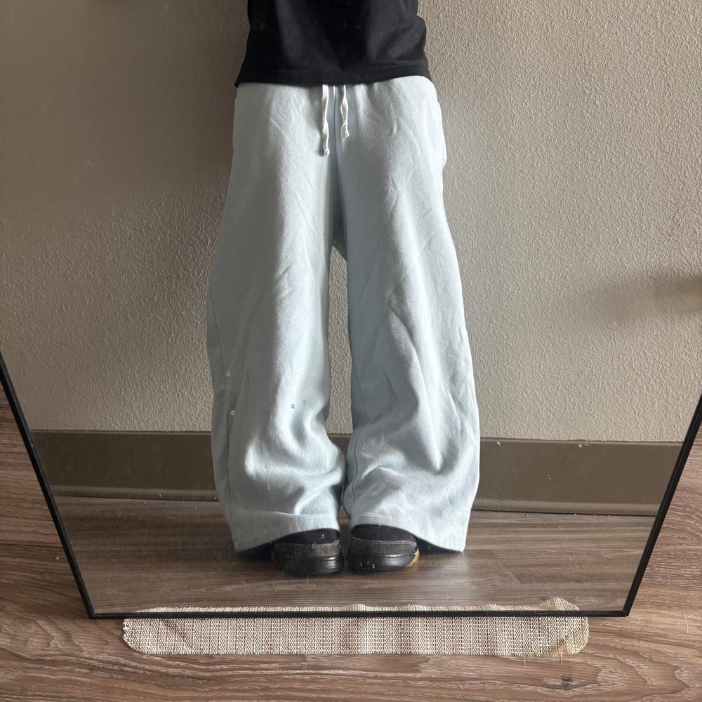 Vintage Y2K/2000s Baggy Light Blue Comfy Essential Sweatpants! Size M